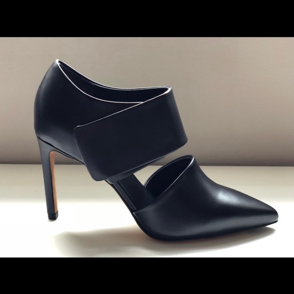 VINCE CAPRI BLACK LEATHER WITH VELCRO PUMPS - Picture 4 of 8